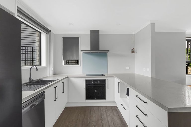 Photo of property in 14 Discovery Place, Marfell, New Plymouth, 4310