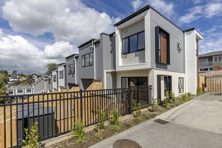 Photo of property in 21 Morihana Close, Glen Eden, 0602