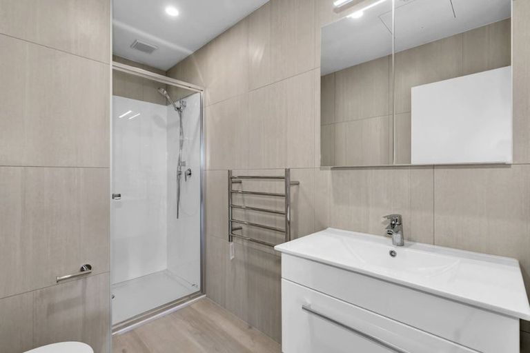 Photo of property in 25 Potter Avenue, Northcote, Auckland, 0627