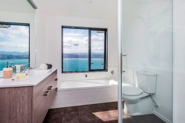 Photo of property in 67 Pretoria Road, Karaka Bays, Wellington, 6022