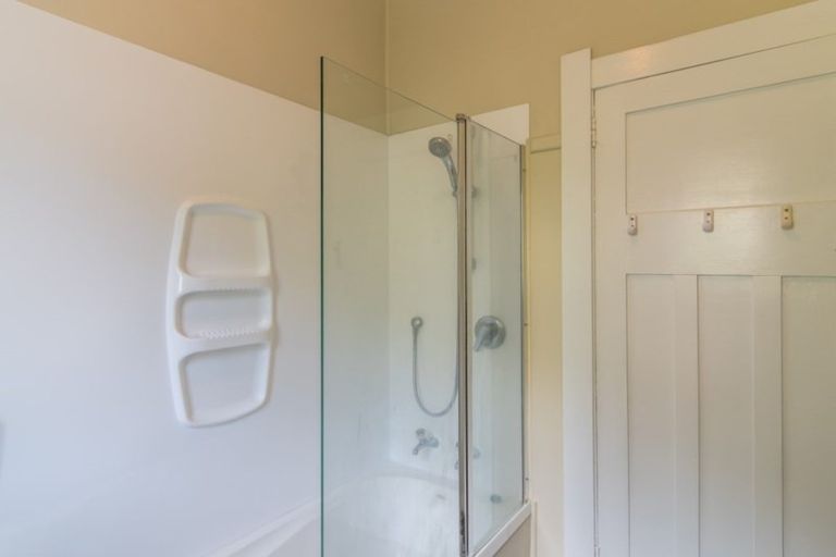 Photo of property in 24 Hungerford Road, Lyall Bay, Wellington, 6022