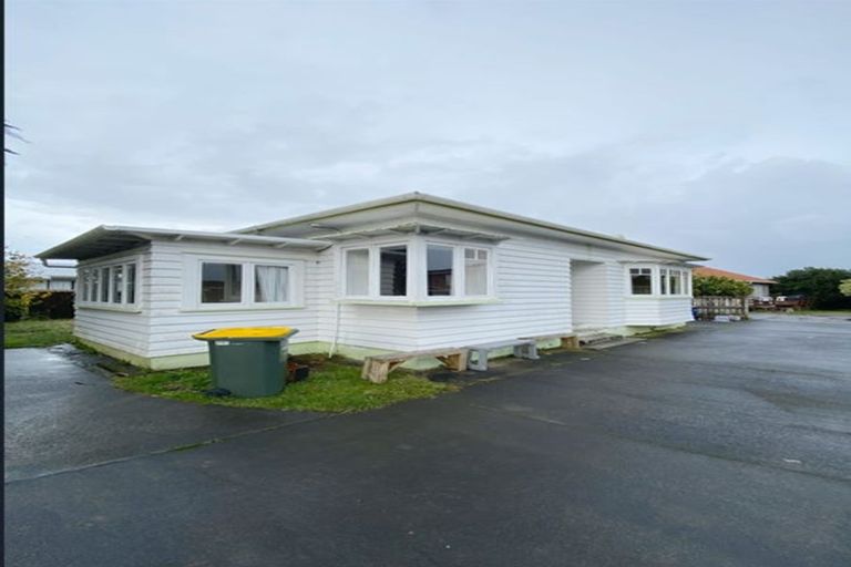 Photo of property in 3170 Great North Road, New Lynn, Auckland, 0600