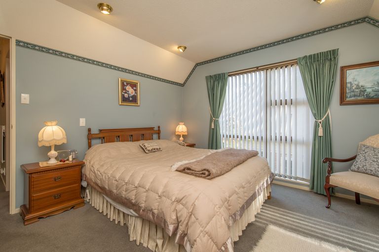 Photo of property in 2 Kent Lodge Avenue, Avonhead, Christchurch, 8042