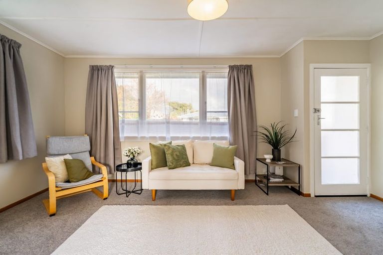 Photo of property in 2/8 Oregon Drive, Maoribank, Upper Hutt, 5018