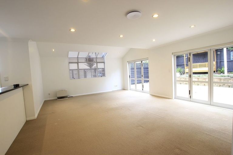 Photo of property in 15 Newbury Place, Schnapper Rock, Auckland, 0632