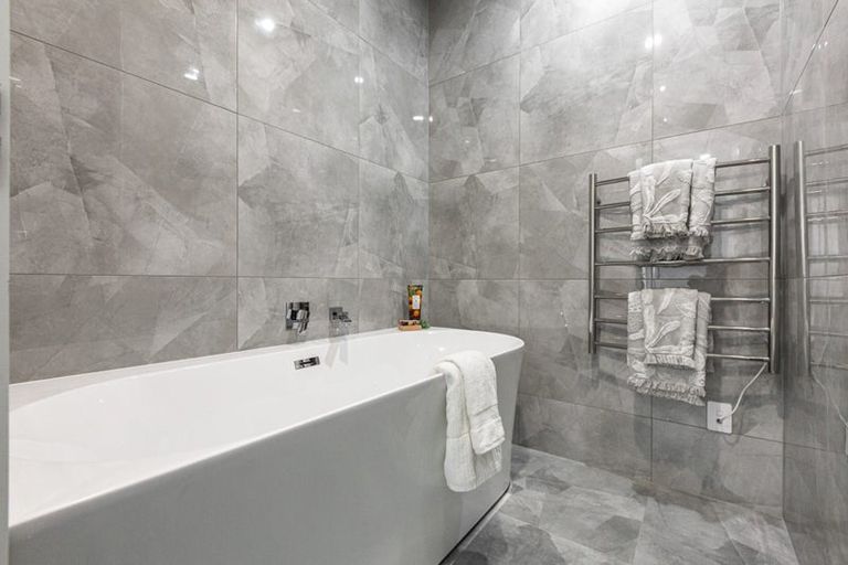Photo of property in 8a Crispe Road, Clarks Beach, 2122