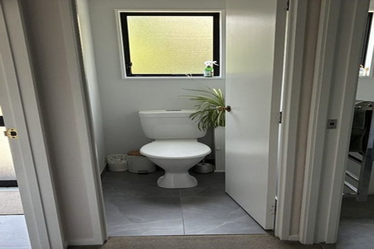 Photo of property in 2/6 Fernlea Rise, Bayview, Auckland, 0629