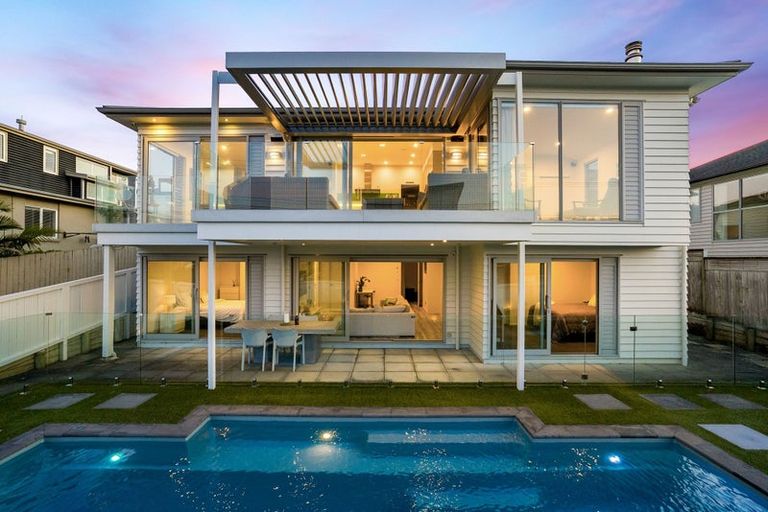 Photo of property in 15 Beechwood Road, Rothesay Bay, Auckland, 0630