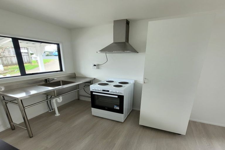 Photo of property in 1/100 Birkdale Road, Birkdale, Auckland, 0626