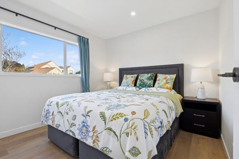 Photo of property in 16 Almond Grove, Greenhithe, Auckland, 0632