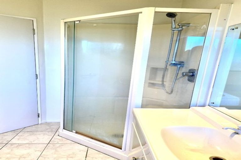 Photo of property in 18 Lanham Lane, Massey, Auckland, 0614