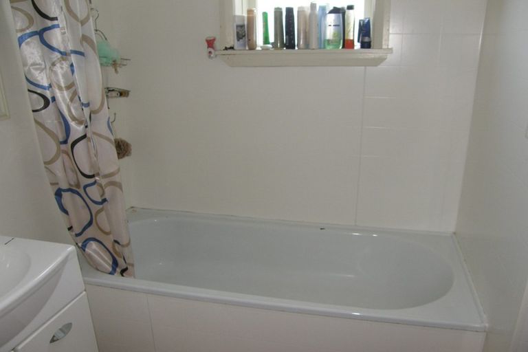 Photo of property in 8 Papawai Terrace, Mount Cook, Wellington, 6021