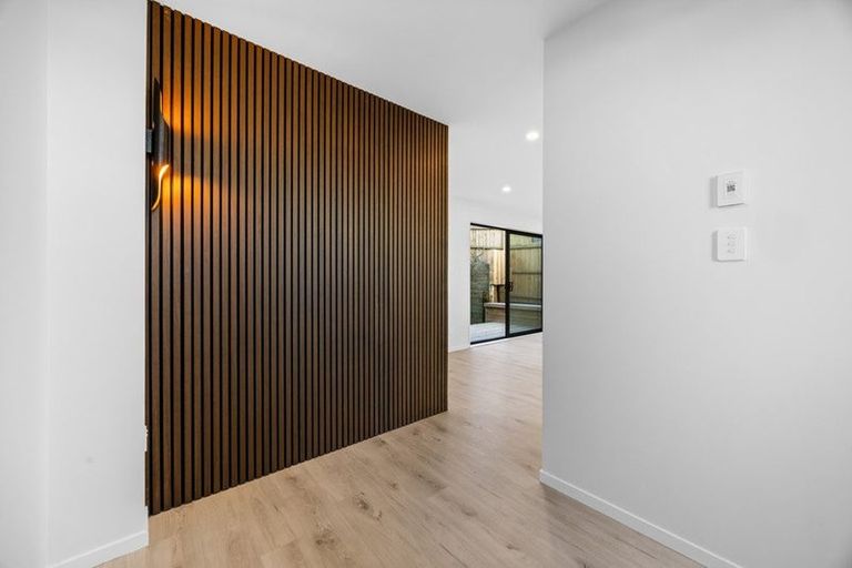 Photo of property in 61b Totaravale Drive, Totara Vale, Auckland, 0629