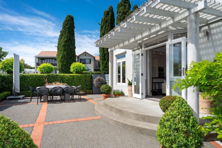 Photo of property in 2 Busby Hill, Havelock North, 4130