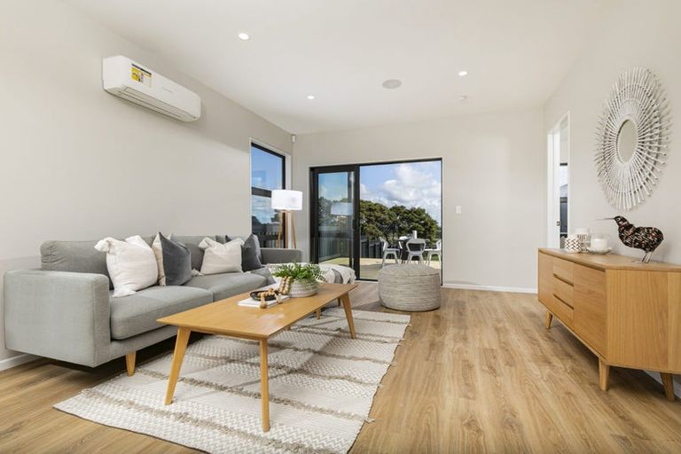 Photo of property in 36 Taiororua Avenue, Massey, Auckland, 0614