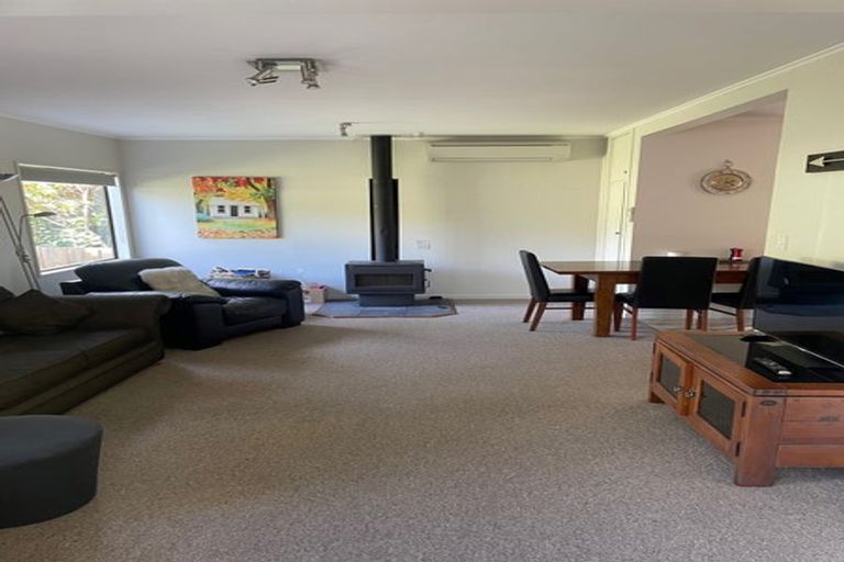 Photo of property in 11-13 Pritchard Street, Newlands, Wellington, 6037