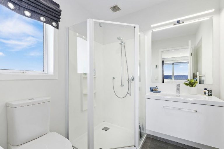 Photo of property in 2 Promontory Crescent, Newlands, Wellington, 6037