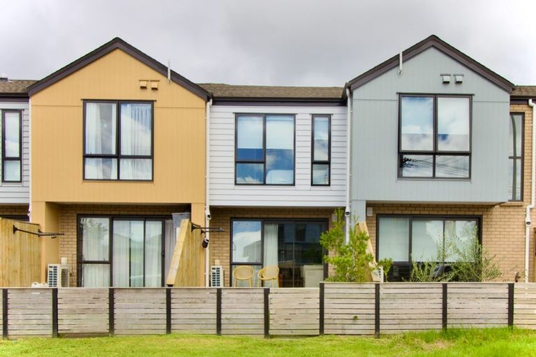Photo of property in 5/1a Royal View Road, Te Atatu South, Auckland, 0610