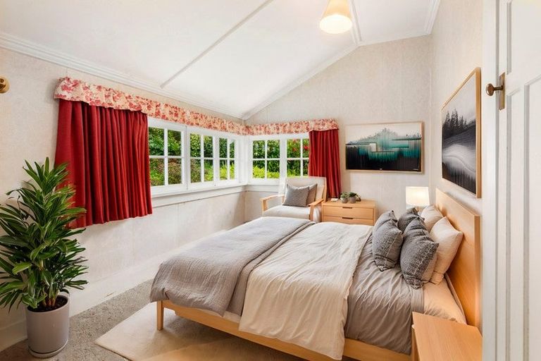 Photo of property in 1 Seaforth Terrace, Karori, Wellington, 6012