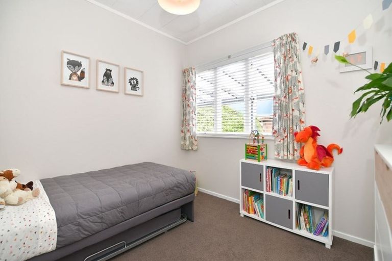 Photo of property in 20 Karaka Street, Helensville, 0800