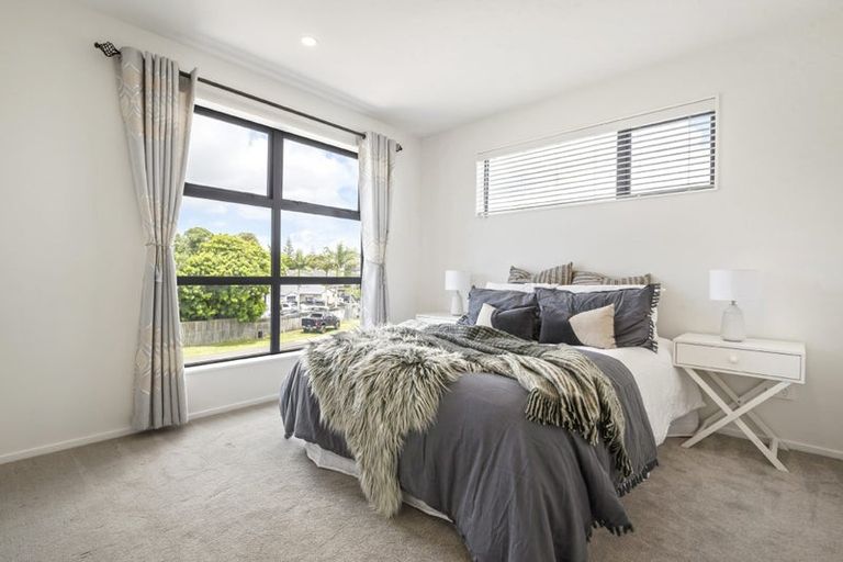 Photo of property in 49a Meadowood Drive, Unsworth Heights, Auckland, 0632