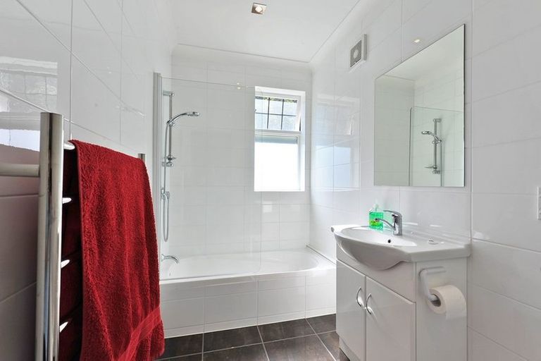 Photo of property in 2b Wilkinson Street, Oriental Bay, Wellington, 6011