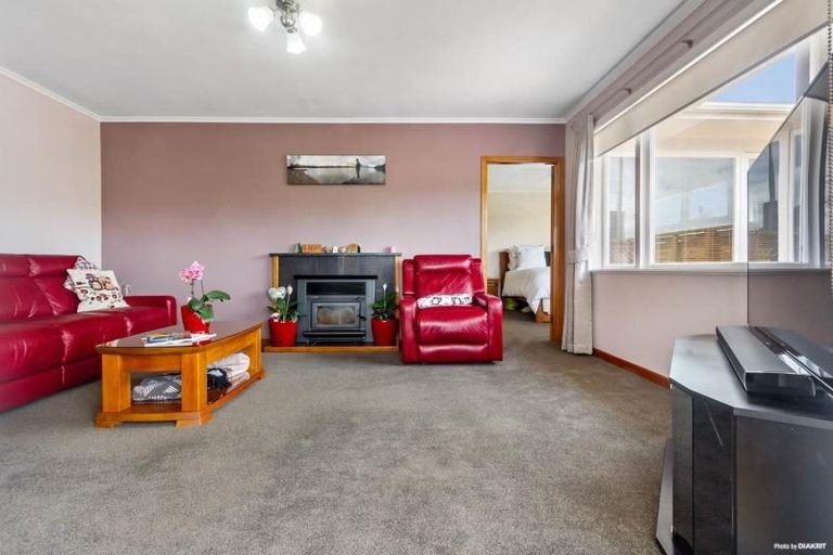 Photo of property in 32 Gloria Avenue, Te Atatu Peninsula, Auckland, 0610