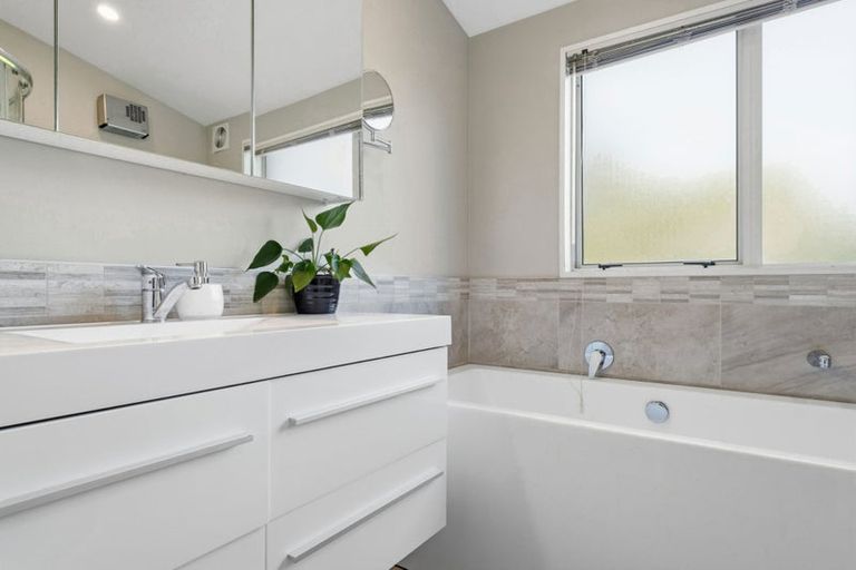 Photo of property in 5 Summerfield Lane, Albany, Auckland, 0632