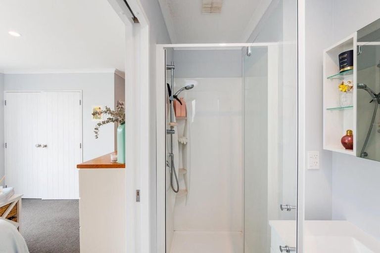 Photo of property in 58 Exeter Crescent, Takaro, Palmerston North, 4412