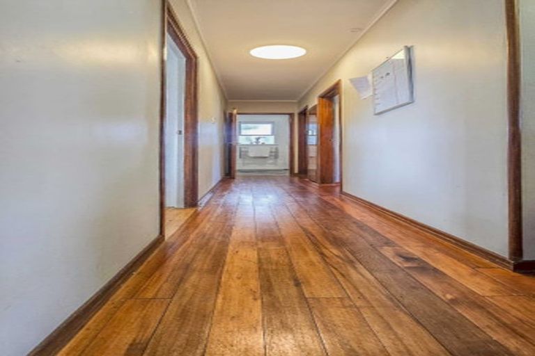Photo of property in 1 Coburg Street, Henderson, Auckland, 0612
