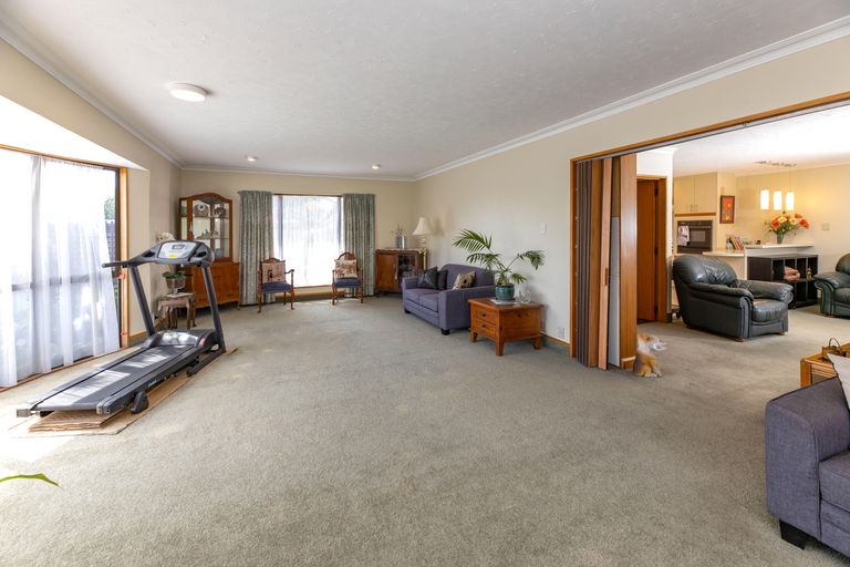 Photo of property in 10 Pyatt Place, Redwood, Christchurch, 8051