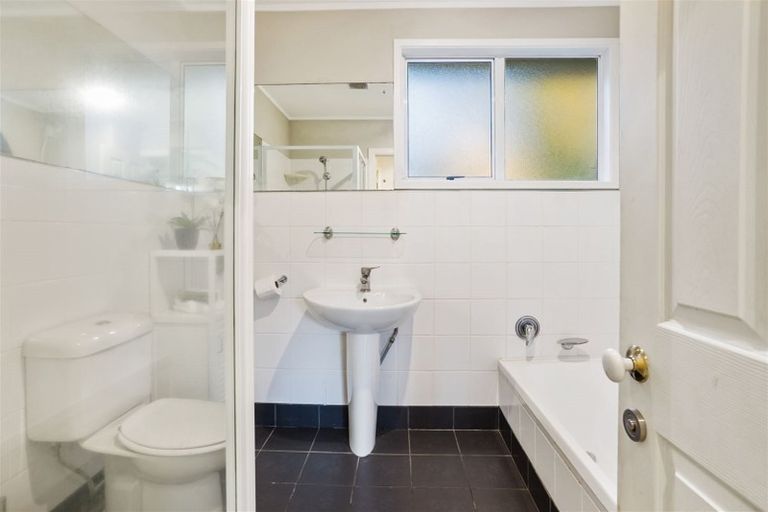 Photo of property in 21 Holt Avenue, Torbay, Auckland, 0630