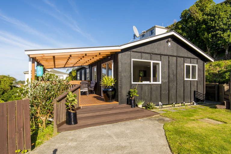 Photo of property in 64a Salford Street, Newlands, Wellington, 6037