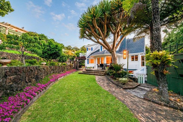 Photo of property in 32 Deane Avenue, Titirangi, Auckland, 0604