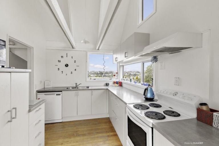 Photo of property in 17 Fitzpatrick Street, Newlands, Wellington, 6037