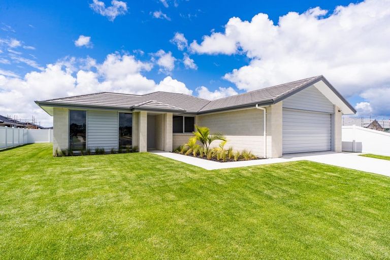 Photo of property in 104 Kaurinui Crescent, One Tree Point, 0118