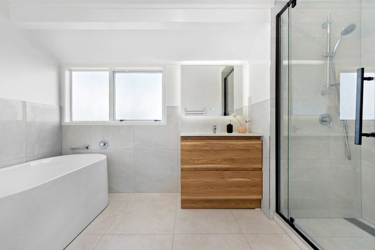 Photo of property in 2/41 Raleigh Road, Northcote, Auckland, 0627