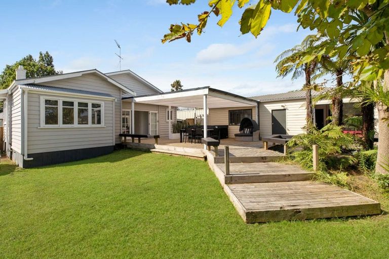 Photo of property in 6 Sandspit Road, Waiuku, 2123