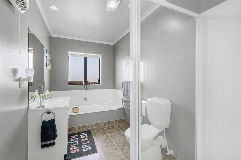 Photo of property in 17 Garrett Place, Riverstone Terraces, Upper Hutt, 5018