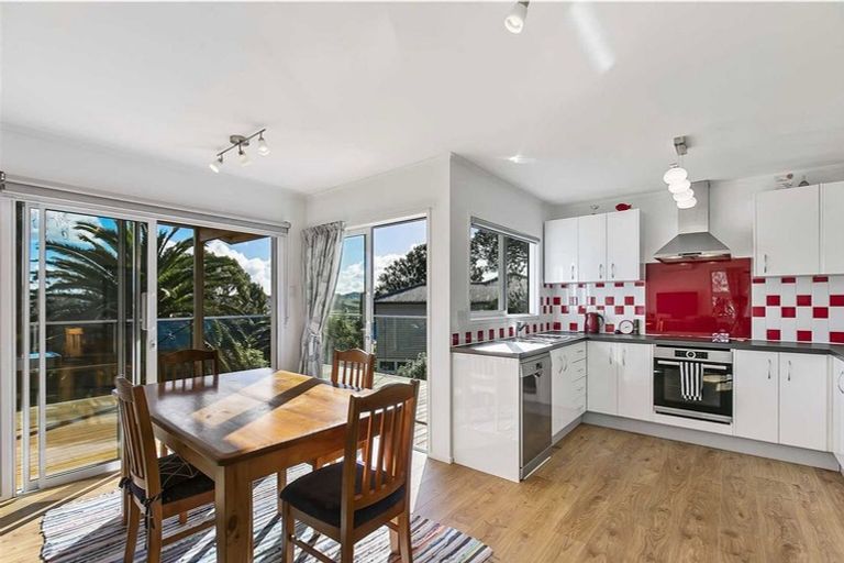 Photo of property in 28 Moffat Road, Red Beach, 0932