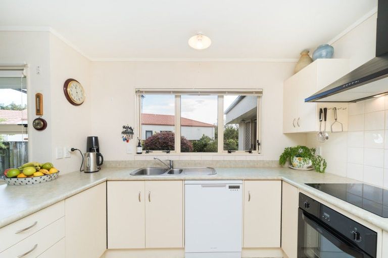 Photo of property in 18 Dalfield Place, Highbury, Palmerston North, 4412