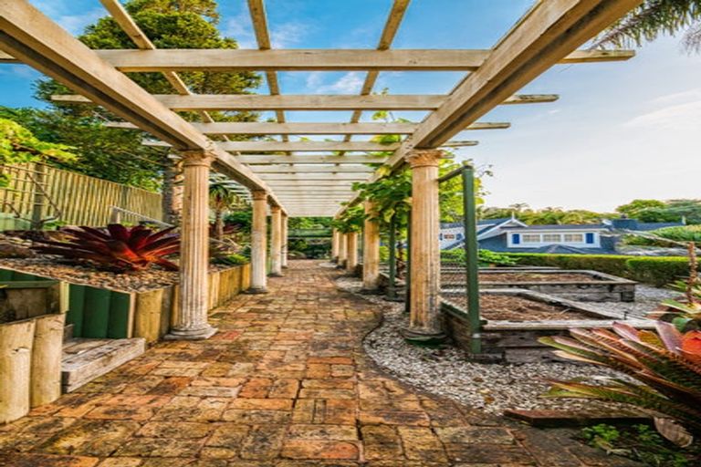 Photo of property in 32 Deane Avenue, Titirangi, Auckland, 0604