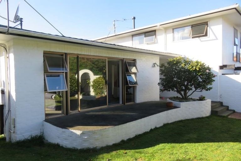 Photo of property in 102 Churton Drive, Churton Park, Wellington, 6037