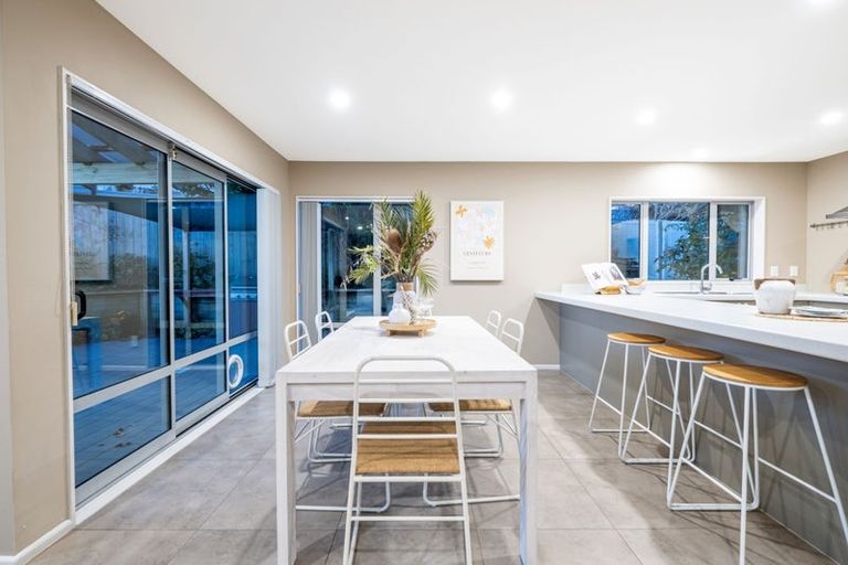Photo of property in 6 Sumner Terrace, Aotea, Porirua, 5024
