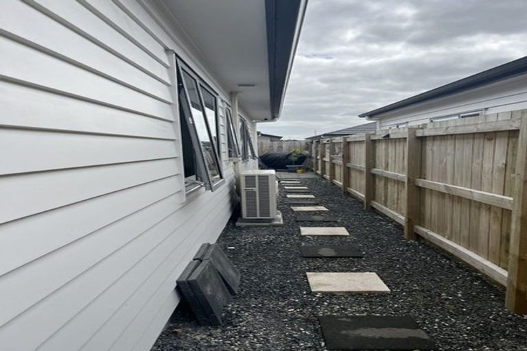 Photo of property in 16 Whareatua Avenue, Takanini, 2112