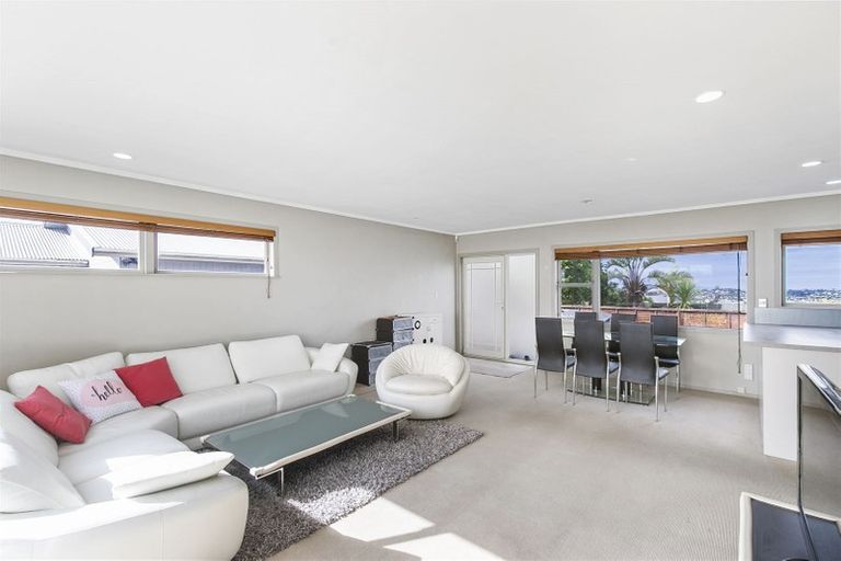 Photo of property in 92 Sunset Road, Unsworth Heights, Auckland, 0632