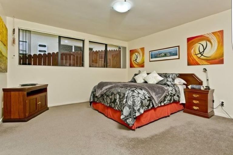 Photo of property in 2/142 Sunset Road, Unsworth Heights, Auckland, 0632