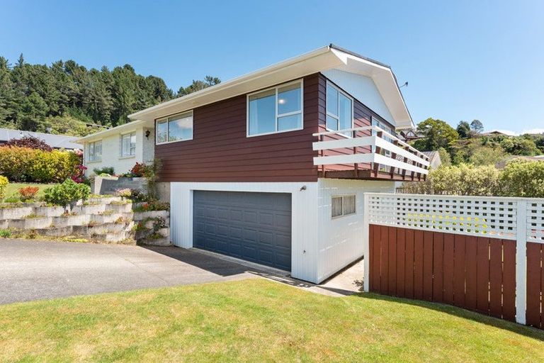 Photo of property in 1 Dunrobin Grove, Silverstream, Upper Hutt, 5019
