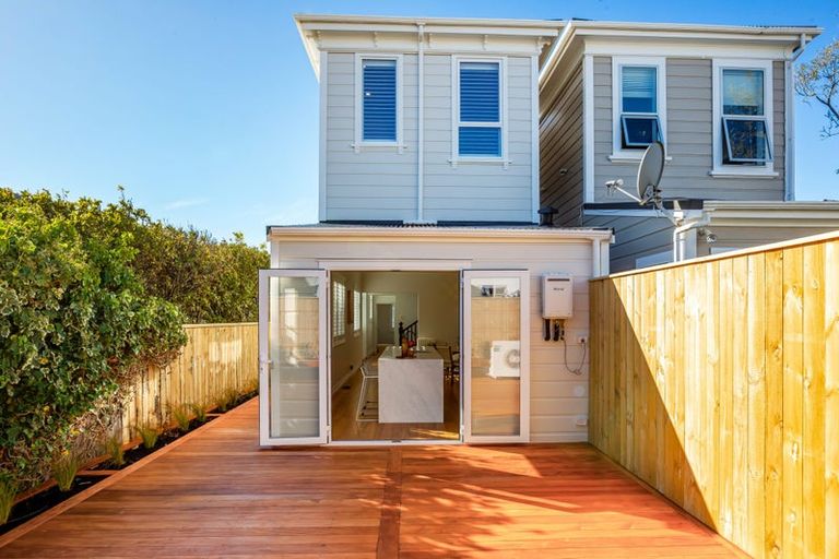 Photo of property in 2-4 Caroline Street, Mount Victoria, Wellington, 6011