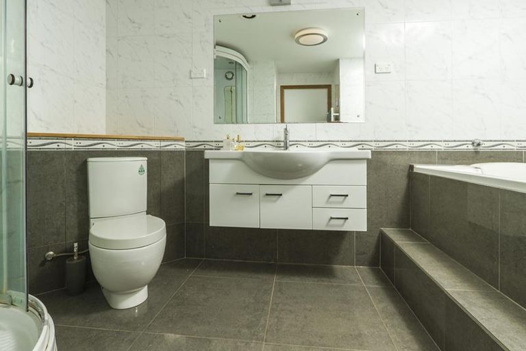 Photo of property in 24 Howard Road, Northcote, Auckland, 0627